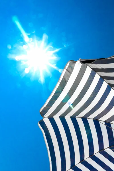蓝蓝的天空背景上的高分辨率沙滩伞 — 图库照片