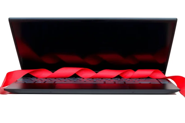 一台漂亮的现代笔记本电脑 显示器上方有一条红色带子 白色背景隔离 在线商店销售的概念 黑色星期五 网上采购 — 图库照片