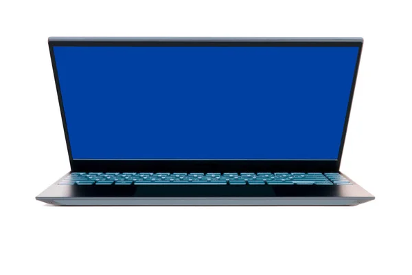 漂亮的现代笔记本电脑被白色的背景隔离了 一种开着的笔记本电脑 蓝屏在一个黑色金属外壳中 供复制的自由空间 — 图库照片