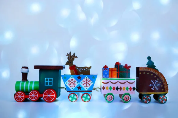 Eine Spielzeugeisenbahn Aus Holz Trägt Die Attribute Eines Winterurlaubs Auf — Stockfoto