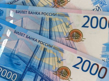 2000 ruble 'lik ön planda kağıt para var. Yukarıdan görünüşü