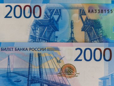 2000 ruble 'lik ön planda kağıt para var. Yukarıdan görünüşü