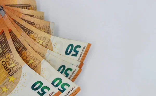 Arka planda 50 Euro 'luk banknotların hayranıyım. Metin için boş alan, yakın plan.