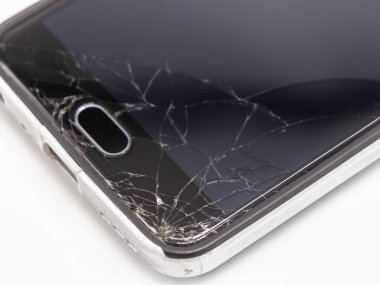 Beyaz arka planda kırık ekran ekranı olan akıllı telefon. Yakın çekim, seçici odaklanma