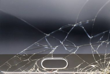 Kırık akıllı telefon LCD ekranı yakın plan, seçici odak