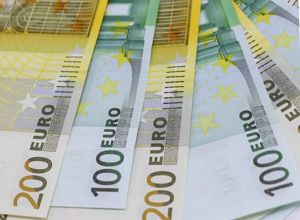 100 ve 200 avroluk banknotların para arkaplanı. Avro parası yüzeyde yayılıyor. Üst görünüm, yakın çekim