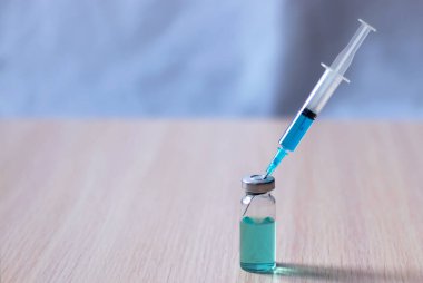Enjeksiyon için bir şişe ve şırınga. COVID-19 da dahil olmak üzere bulaşıcı hastalıkların önlenmesi, aşılanması ve tedavisi kavramı