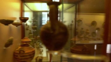 Rodos, Yunanistan - 25 Eylül 2020: Arkeolojik objelerin Pan çekimi. Rodos, Dodecanese 'deki Rodos Arkeoloji Müzesi' nin müze galerisi.