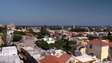 Rodos, Yunanistan: Suleiman Camii ile Odos Socratous 'un (Sokrates Caddesi) havadan insansız hava aracı görüntüleri, ortaçağ mimarisini Akdeniz yakınlarında sergiliyor. Evlerin çatısına güneş paneli kurulur
