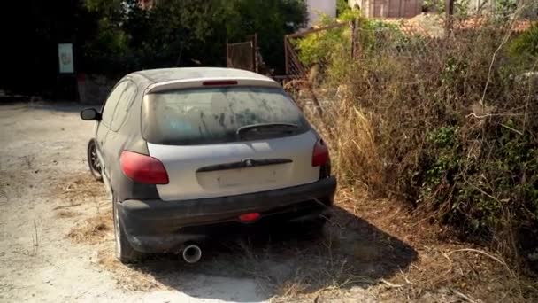 Ρόδος Ελλάδα Σεπτεμβρίου 2020 Εγκαταλελειμμένο Αυτοκίνητο Παρκαρισμένο Απέναντι Από Την — Αρχείο Βίντεο