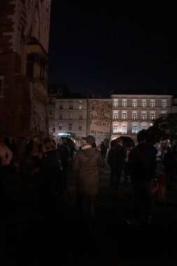 Krakow, Polonya - 24 Ekim 2020: Corona virüsü salgını sırasında maskeli kişiler, kürtajın tamamen yasaklanması yönündeki yasama önerisini protesto etmek amacıyla ülke çapında grev yaptı