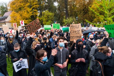 Krakow, Polonya - 25 Ekim 2020: Polonyalılar, şehir merkezinde kürtajın tamamen yasaklanmasını protesto etmek amacıyla salgın sırasında maske takarak bir araya geldiler