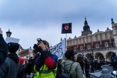 Krakow, Polonya - 25 Ekim 2020: Polonyalılar, şehir merkezinde kürtajın tamamen yasaklanmasını protesto etmek amacıyla salgın sırasında maske takarak bir araya geldiler