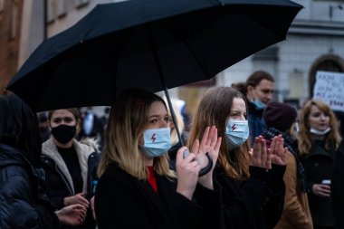 Krakow, Polonya - 25 Ekim 2020: Polonyalılar, şehir merkezinde kürtajın tamamen yasaklanmasını protesto etmek amacıyla salgın sırasında maske takarak bir araya geldiler