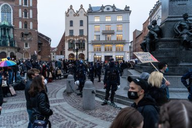 Krakow, Polonya - 25 Ekim 2020: Polonyalılar, şehir merkezinde kürtajın tamamen yasaklanmasını protesto etmek amacıyla salgın sırasında maske takarak bir araya geldiler
