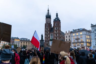 Krakow, Polonya - 25 Ekim 2020: Polonyalılar, şehir merkezinde kürtajın tamamen yasaklanmasını protesto etmek amacıyla salgın sırasında maske takarak bir araya geldiler