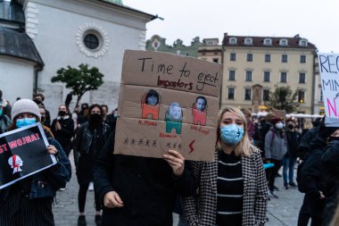 Krakow, Polonya - 25 Ekim 2020: Polonyalılar, şehir merkezinde kürtajın tamamen yasaklanmasını protesto etmek amacıyla salgın sırasında maske takarak bir araya geldiler