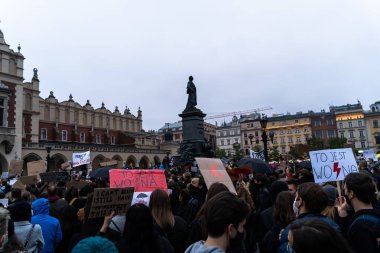 Krakow, Polonya - 25 Ekim 2020: Polonyalılar, şehir merkezinde kürtajın tamamen yasaklanmasını protesto etmek amacıyla salgın sırasında maske takarak bir araya geldiler