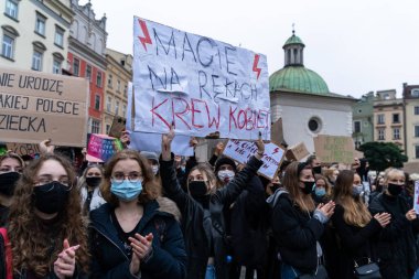 Krakow, Polonya - 25 Ekim 2020: Polonyalılar, şehir merkezinde kürtajın tamamen yasaklanmasını protesto etmek amacıyla salgın sırasında maske takarak bir araya geldiler