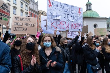 Krakow, Polonya - 25 Ekim 2020: Polonyalılar, şehir merkezinde kürtajın tamamen yasaklanmasını protesto etmek amacıyla salgın sırasında maske takarak bir araya geldiler