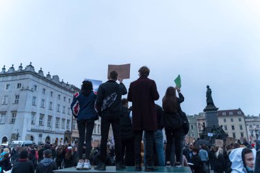 Krakow, Polonya - 25 Ekim 2020: Polonyalılar, şehir merkezinde kürtajın tamamen yasaklanmasını protesto etmek amacıyla salgın sırasında maske takarak bir araya geldiler
