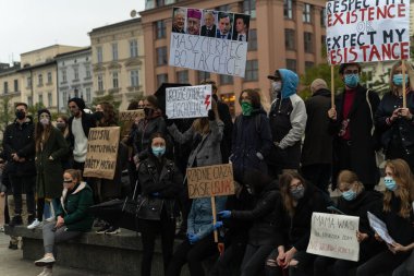 Krakow, Polonya - 25 Ekim 2020: Polonyalılar, şehir merkezinde kürtajın tamamen yasaklanmasını protesto etmek amacıyla salgın sırasında maske takarak bir araya geldiler