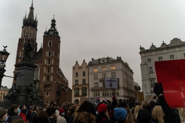 Krakow, Polonya - 25 Ekim 2020: Polonyalılar, şehir merkezinde kürtajın tamamen yasaklanmasını protesto etmek amacıyla salgın sırasında maske takarak bir araya geldiler