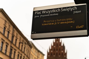Krakow, Polonya - 25 Ekim 2020: Ana şehir merkezinde kürtajın tamamen yasaklanması yönündeki bir yasama önerisini protesto eden trafik nedeniyle tramvay hizmeti yok
