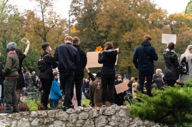 Krakow, Polonya - 25 Ekim 2020: Polonyalılar, şehir merkezinde kürtajın tamamen yasaklanmasını protesto etmek amacıyla salgın sırasında maske takarak bir araya geldiler