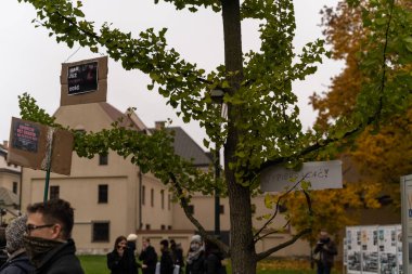 Krakow, Polonya - 25 Ekim 2020: Polonyalılar, şehir merkezinde kürtajın tamamen yasaklanmasını protesto etmek amacıyla salgın sırasında maske takarak bir araya geldiler