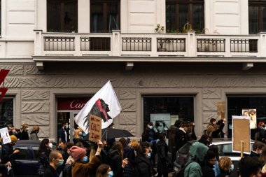 Krakow, Polonya - 25 Ekim 2020: Polonyalılar, şehir merkezinde kürtajın tamamen yasaklanmasını protesto etmek amacıyla salgın sırasında maske takarak bir araya geldiler