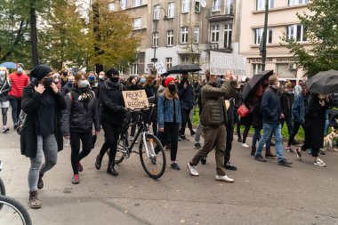 Krakow, Polonya - 25 Ekim 2020: Polonyalılar, şehir merkezinde kürtajın tamamen yasaklanmasını protesto etmek amacıyla salgın sırasında maske takarak bir araya geldiler