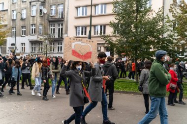 Krakow, Polonya - 25 Ekim 2020: Polonyalılar, şehir merkezinde kürtajın tamamen yasaklanmasını protesto etmek amacıyla salgın sırasında maske takarak bir araya geldiler