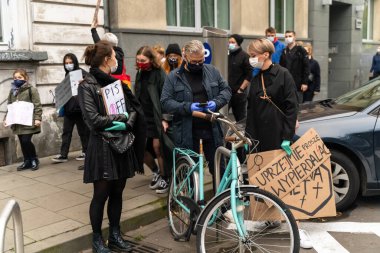 Krakow, Polonya - 25 Ekim 2020: Polonyalılar, şehir merkezinde kürtajın tamamen yasaklanmasını protesto etmek amacıyla salgın sırasında maske takarak bir araya geldiler