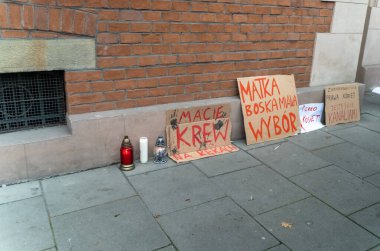 Krakow, Polonya - 25 Ekim 2020: Salgın sırasında, ana şehir merkezinde kürtajın tamamen yasaklanması yönündeki bir yasama önerisini protesto etmek amacıyla pankartlı pankartlar