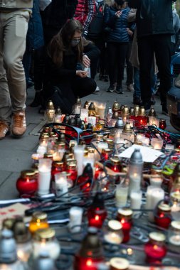 Krakow, Polonya - 25 Ekim 2020: Polonyalılar, şehir merkezinde kürtajın tamamen yasaklanmasını protesto etmek amacıyla salgın sırasında maske takarak bir araya geldiler