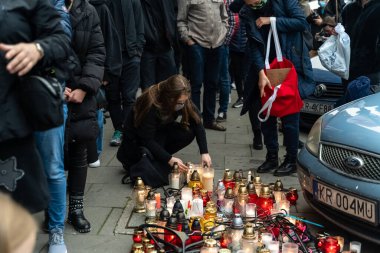 Krakow, Polonya - 25 Ekim 2020: Polonyalılar, şehir merkezinde kürtajın tamamen yasaklanmasını protesto etmek amacıyla salgın sırasında maske takarak bir araya geldiler