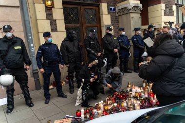 Krakow, Polonya - 25 Ekim 2020: Polonyalılar, şehir merkezinde kürtajın tamamen yasaklanmasını protesto etmek amacıyla salgın sırasında maske takarak bir araya geldiler