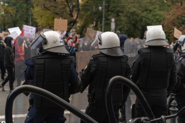 Krakow, Polonya - 25 Ekim 2020: Salgın sırasında maske takan Polonya polisi, ana şehir merkezinde kürtajın tamamen yasaklanmasını protesto ederken kanun ve düzeni sağlamak için