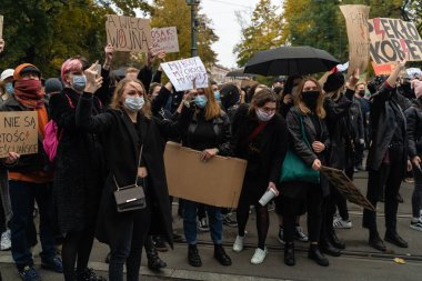 Krakow, Polonya - 25 Ekim 2020: Polonyalılar, şehir merkezinde kürtajın tamamen yasaklanmasını protesto etmek amacıyla salgın sırasında maske takarak bir araya geldiler