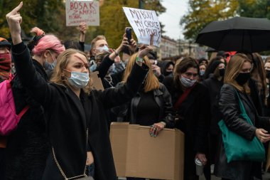 Krakow, Polonya - 25 Ekim 2020: Polonyalılar, şehir merkezinde kürtajın tamamen yasaklanmasını protesto etmek amacıyla salgın sırasında maske takarak bir araya geldiler