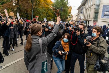 Krakow, Polonya - 25 Ekim 2020: Polonyalılar, şehir merkezinde kürtajın tamamen yasaklanmasını protesto etmek amacıyla salgın sırasında maske takarak bir araya geldiler