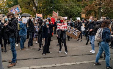 Krakow, Polonya - 25 Ekim 2020: Polonyalılar, şehir merkezinde kürtajın tamamen yasaklanmasını protesto etmek amacıyla salgın sırasında maske takarak bir araya geldiler