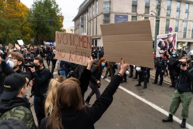 Krakow, Polonya - 25 Ekim 2020: Polonyalılar, şehir merkezinde kürtajın tamamen yasaklanmasını protesto etmek amacıyla salgın sırasında maske takarak bir araya geldiler