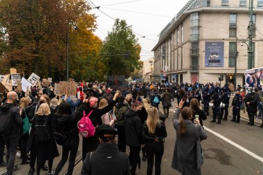Krakow, Polonya - 25 Ekim 2020: Polonyalılar, şehir merkezinde kürtajın tamamen yasaklanmasını protesto etmek amacıyla salgın sırasında maske takarak bir araya geldiler