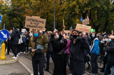 Krakow, Polonya - 25 Ekim 2020: Polonyalılar, şehir merkezinde kürtajın tamamen yasaklanmasını protesto etmek amacıyla salgın sırasında maske takarak bir araya geldiler