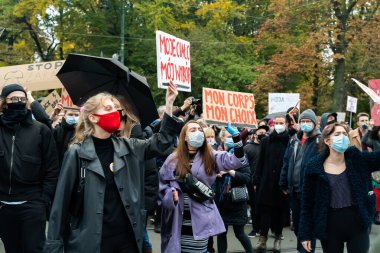 Krakow, Polonya - 25 Ekim 2020: Polonyalılar, şehir merkezinde kürtajın tamamen yasaklanmasını protesto etmek amacıyla salgın sırasında maske takarak bir araya geldiler