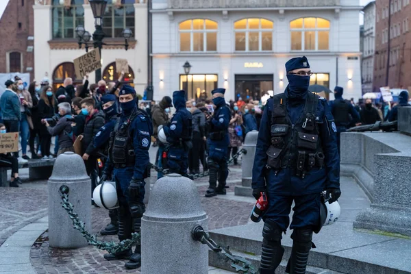 ポーランド クラクフ 2020年10月25日 パンデミック時にマスクを着用したポーランド警察は 市内中心部での中絶の全面禁止に抗議して法と秩序を維持するためにマスクを着用する — ストック写真