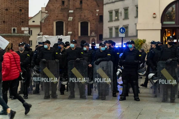 ポーランド クラクフ 2020年10月25日 パンデミック時にマスクを着用したポーランド警察は 市内中心部での中絶の全面禁止に抗議して法と秩序を維持するためにマスクを着用する — ストック写真
