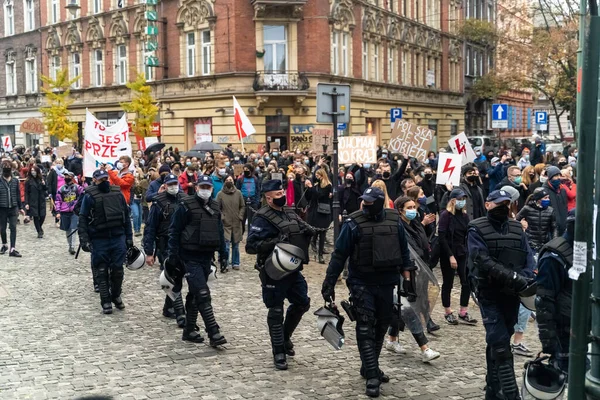 ポーランド クラクフ 2020年10月25日 大都市中心部での中絶の全面禁止を法律上の提案に抗議するために ポーランド人がパンデミックの際にマスクを着用して集まった — ストック写真